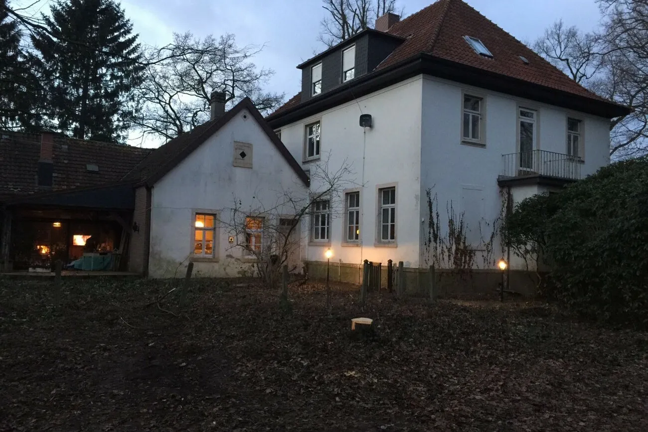 Die denkmalgeschützte Villa vor der Sanierung: Dach und Schornstein des Gebäudes waren in keinem guten Zustand.