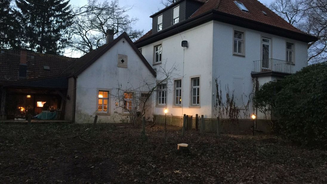 Die denkmalgeschützte Villa vor der Sanierung: Dach und Schornstein des Gebäudes waren in keinem guten Zustand.