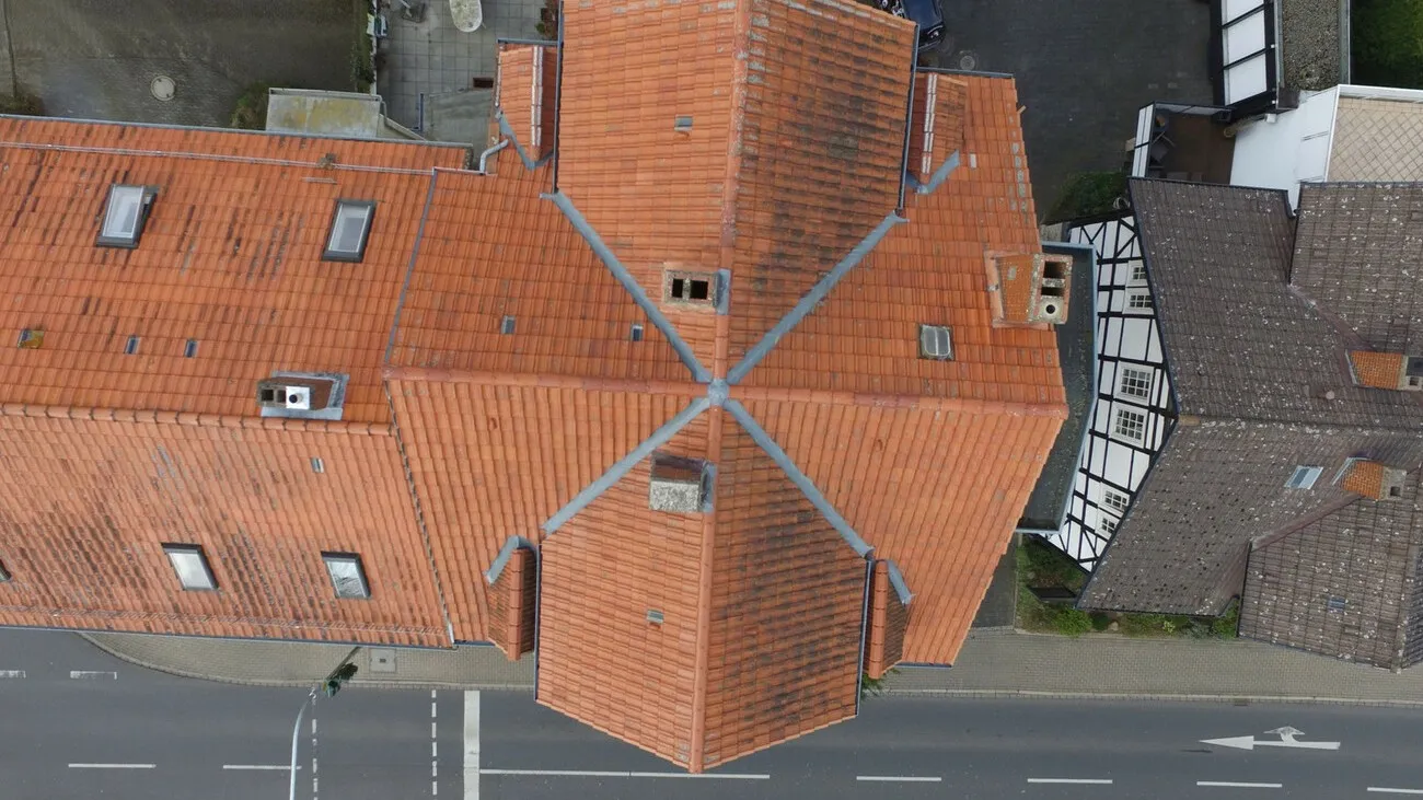 Unsaniertes Dach ohne Photovoltaikanlage: Das Haus des Kunden in Göttingen vor Beginn der Dachdacharbeiten.