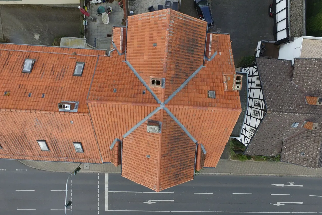 Unsaniertes Dach ohne Photovoltaikanlage: Das Haus des Kunden in Göttingen vor Beginn der Dachdacharbeiten.