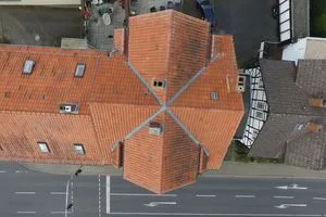Unsaniertes Dach ohne Photovoltaikanlage: Das Haus des Kunden in Göttingen vor Beginn der Dachdacharbeiten.