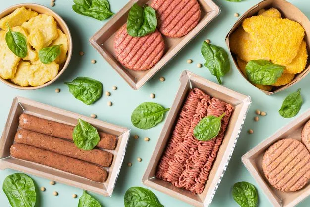 Eine Auswahl an Veggie-Produkten wie Veggie-Hackfleisch und Veggie-Burger sind auf einem Tisch angerichtet.