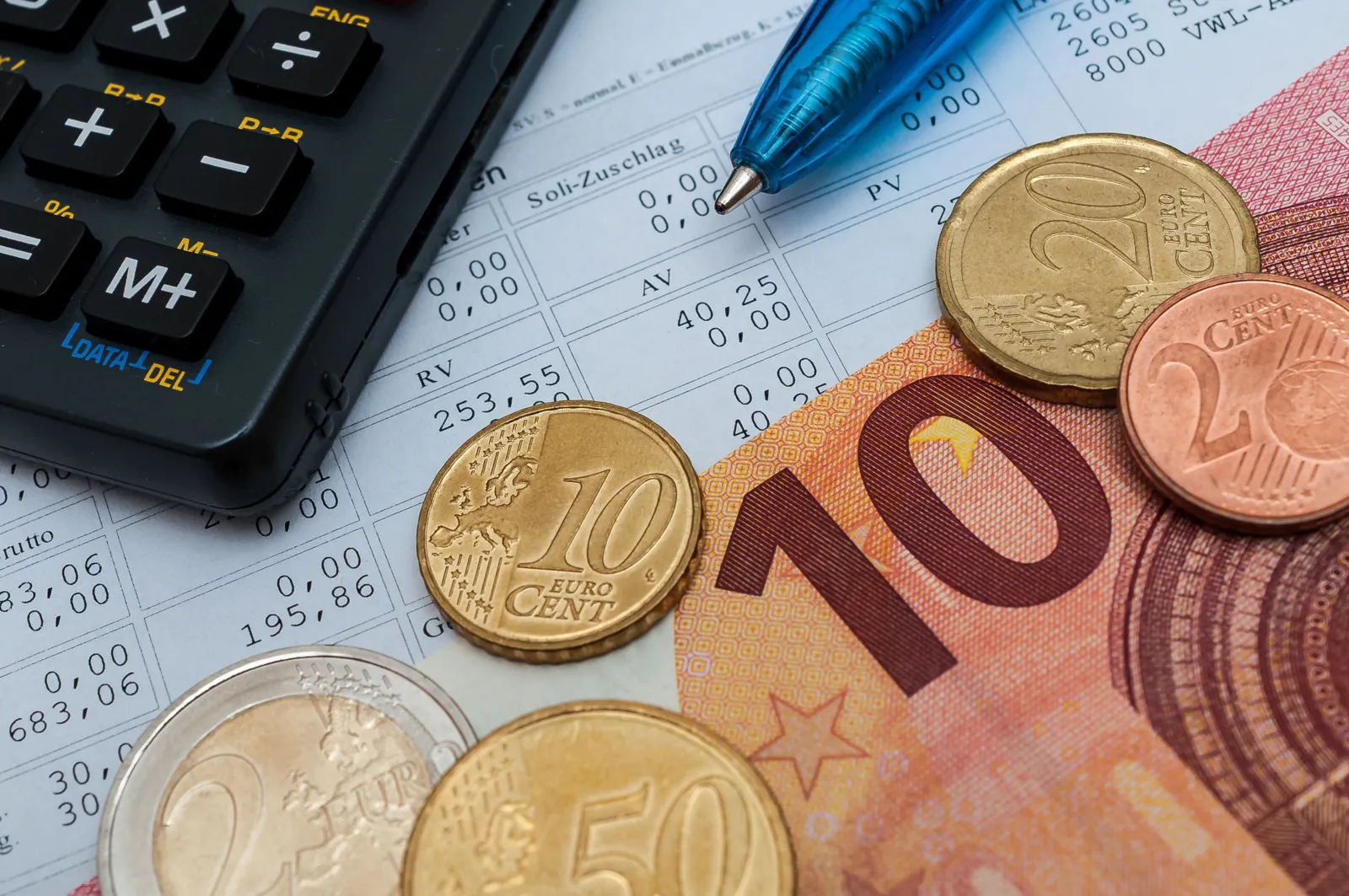 Wegen der Mindestlohnerhöhung wird 2025 die Verdienstgrenze im Minijob auf 556 Euro angehoben.