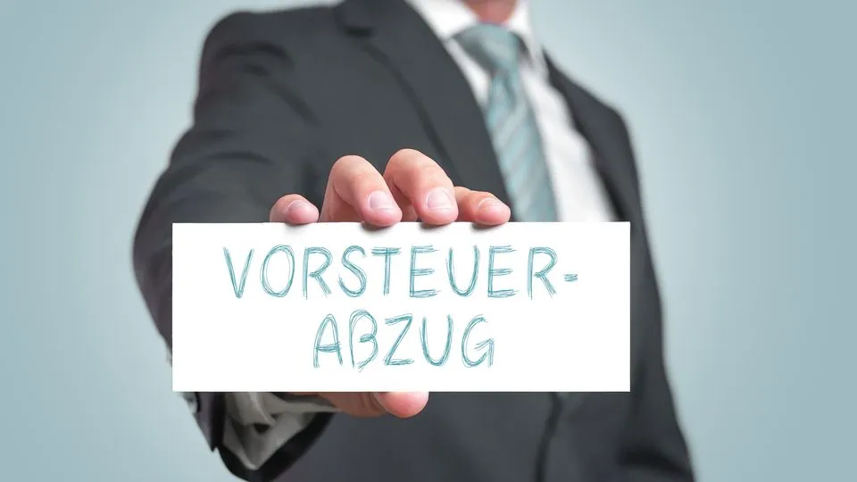 Mann hält ein Schild in die Kamera