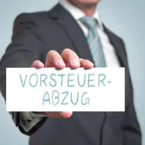 Mann hält ein Schild in die Kamera
