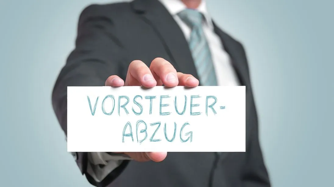 Mann hält ein Schild in die Kamera