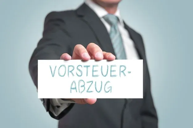 Mann hält ein Schild in die Kamera