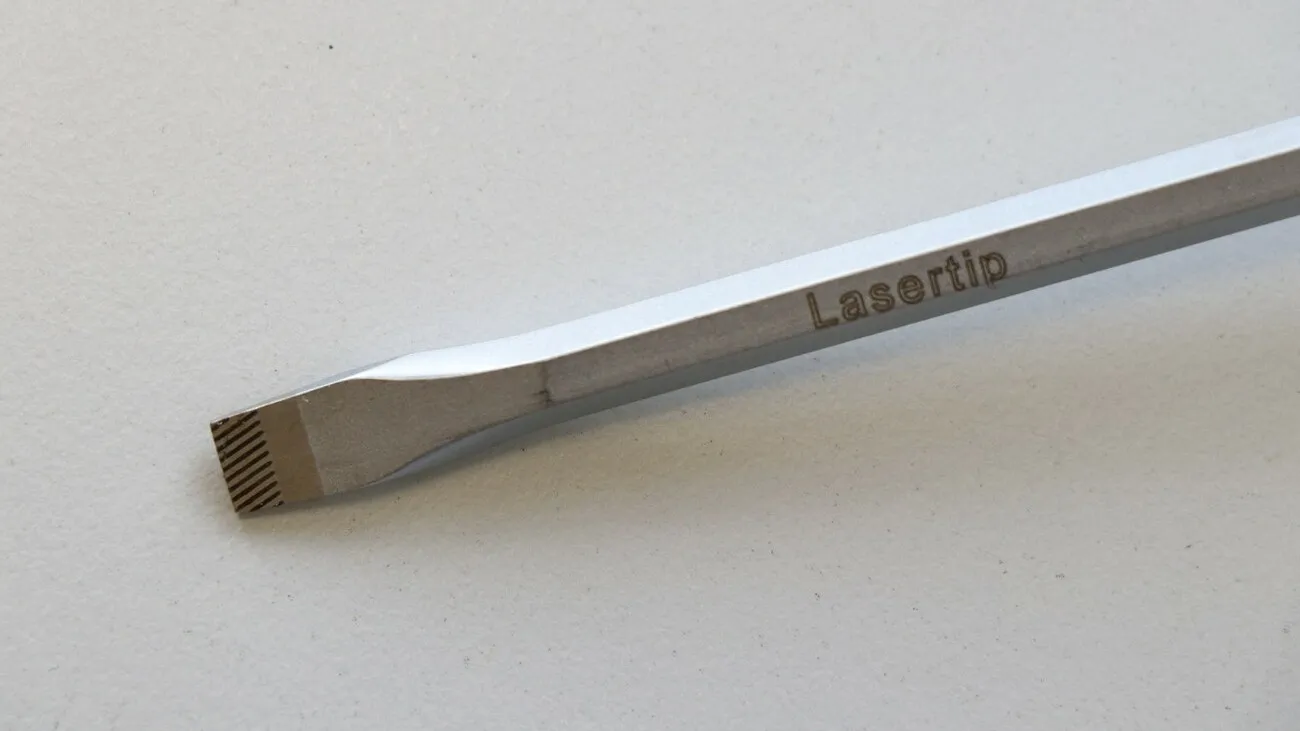 Nahaufnahme des Abtriebs des Wera Schraubendrehers, welcher mit einem Lasertip versehen ist.