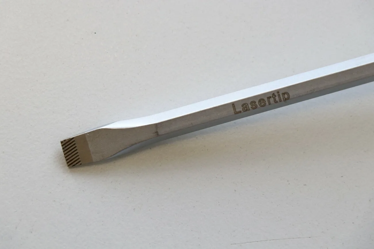 Nahaufnahme des Abtriebs des Wera Schraubendrehers, welcher mit einem Lasertip versehen ist.
