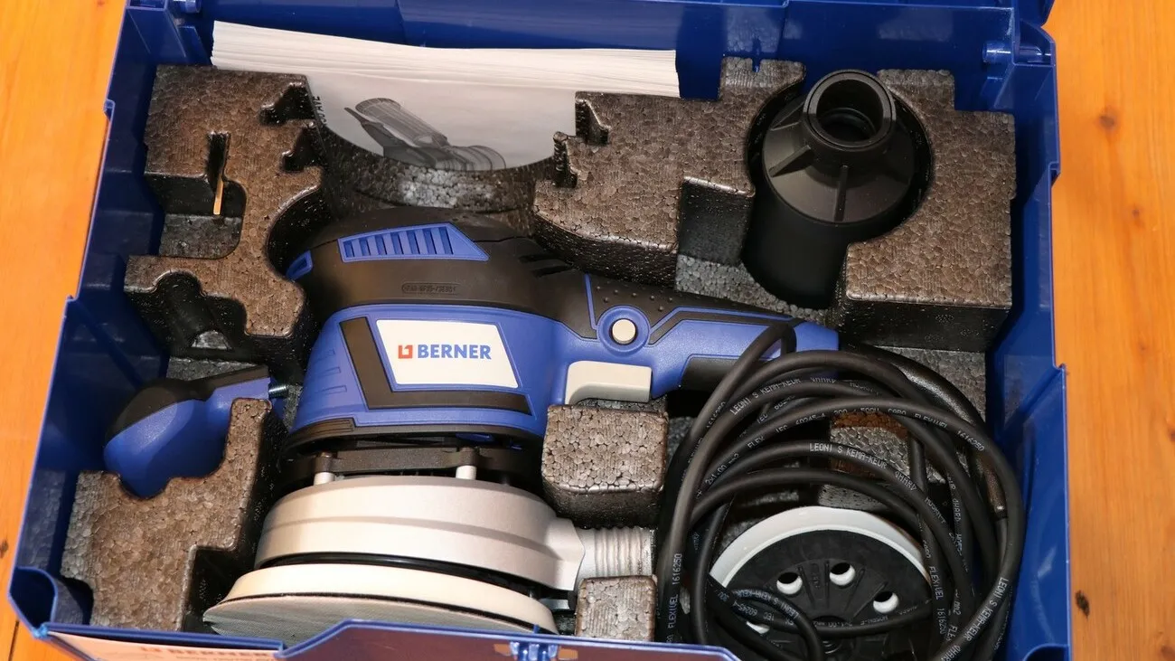 Der blaue Exzenterschleifer Bros-125/150 AVE von Berner in einem Koffer mit Zubehör.