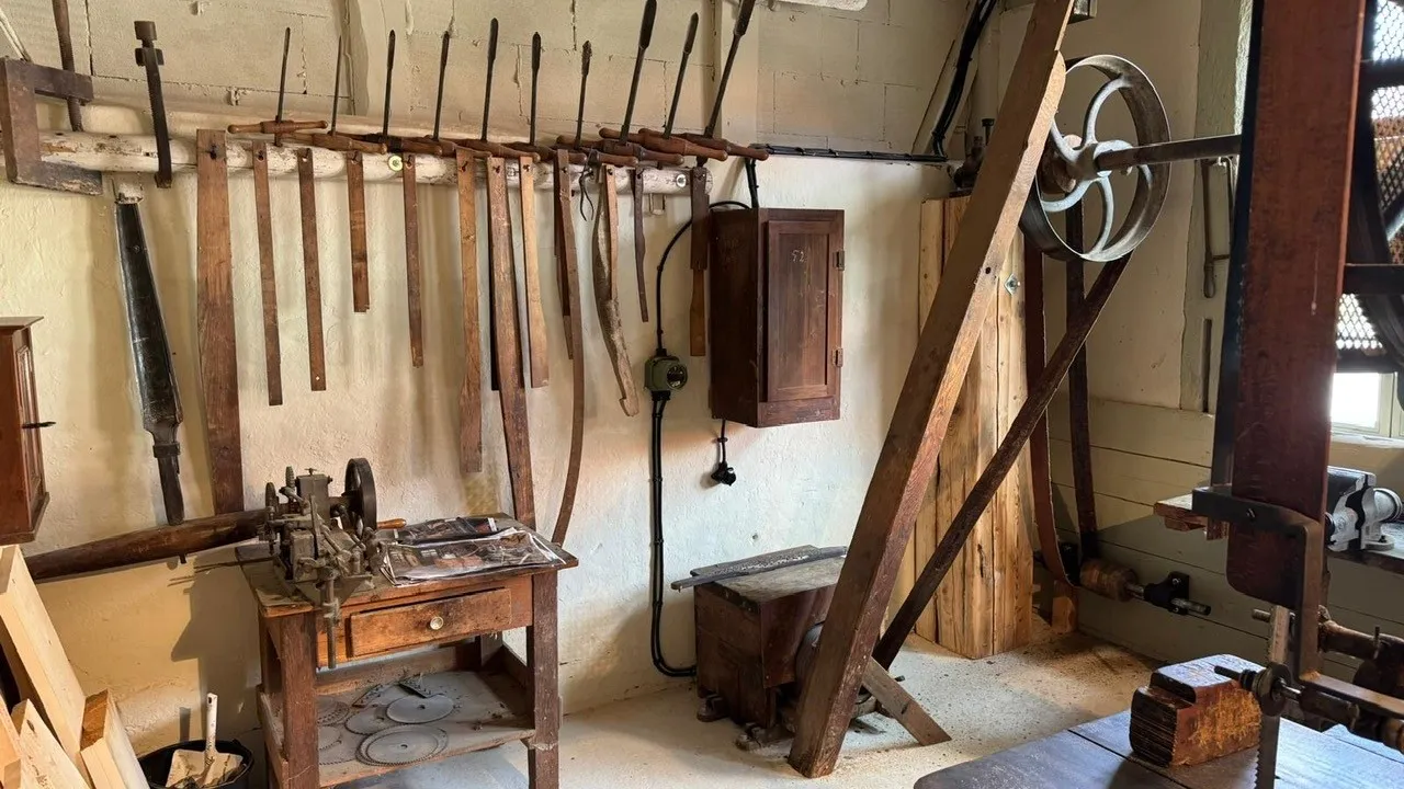 Eine historische Werkzeugwand mit handgeführten Holzbearbeitungswerkzeugen, die in einer Stellmacherei unverzichtbar waren.