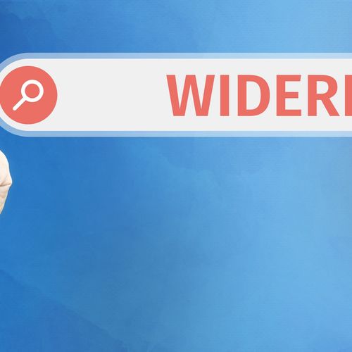 Eine Hand klickt einen elektronischen Widerrufsbutton an.
