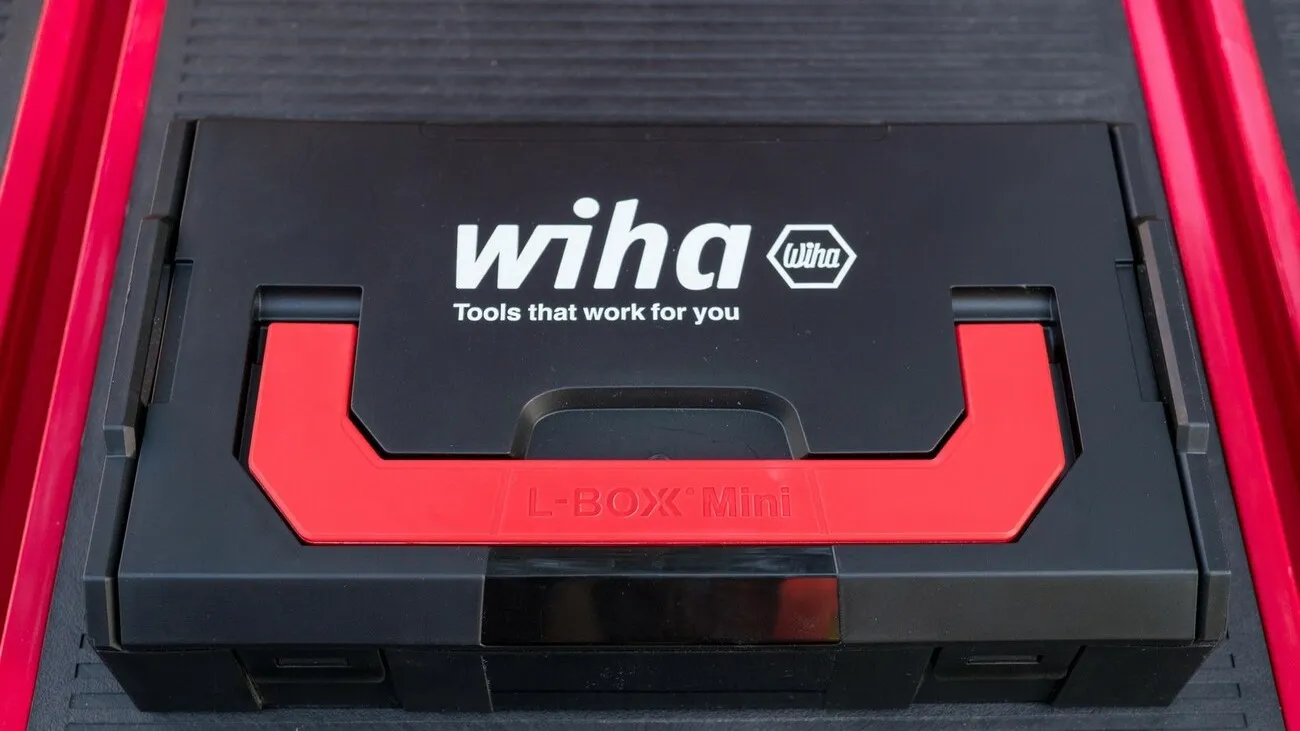 Der schwarz-rote Werkzeugkoffer des Schraubendrehers mit der Aufschrift "Wiha tools that work for you".