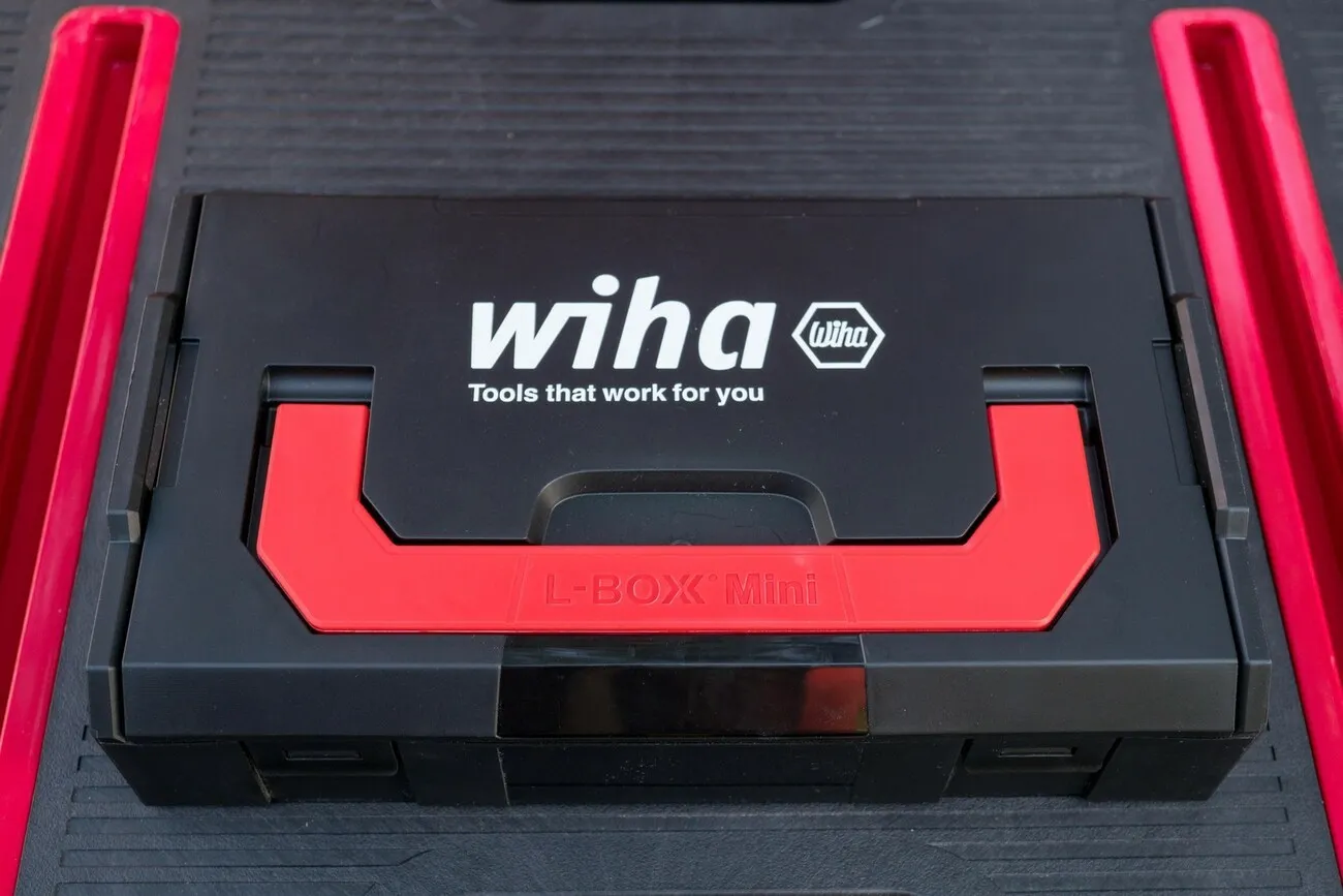Der schwarz-rote Werkzeugkoffer des Schraubendrehers mit der Aufschrift "Wiha tools that work for you".