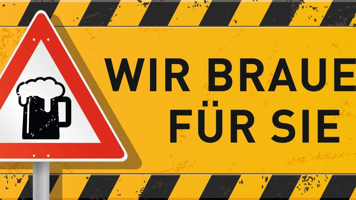 Gelb schwarzes Baustellenschild mit der Aufschrift "Wir brauen für Sie". Links daneben ist ein rot-weißes dreieckiges Schild mit einem schwarzen Biersymbol in der Mitte platziert.