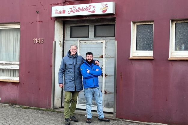 Sie wollen dafür sorgen, dass auf Helgoland wieder Brötchen und Brotgebacken werden: Bäckermeister Mario Peterscheck (links) und Adrian Wolf.