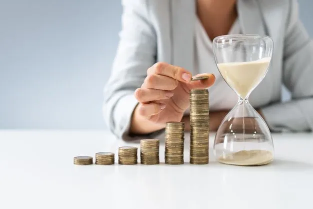 Frau stapelt Münzen, neben den Münzstapeln steht eine Sanduhr.