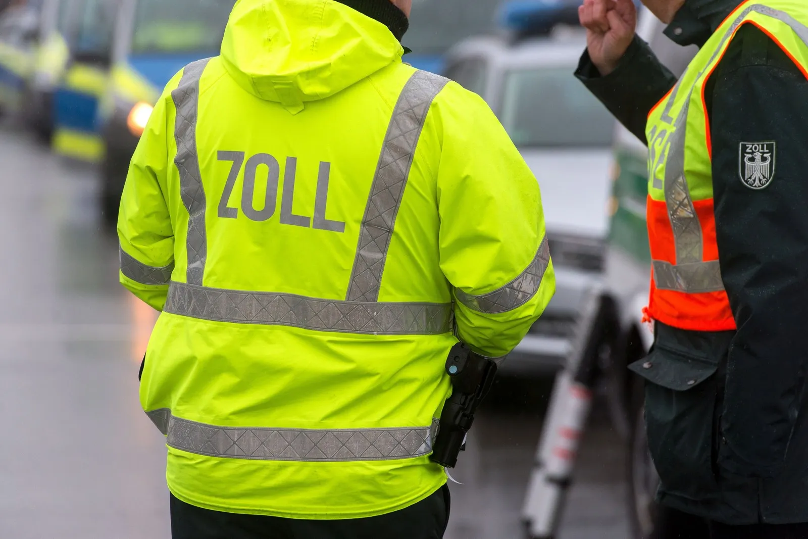 Zwei Beamte bei der Zollkontrolle