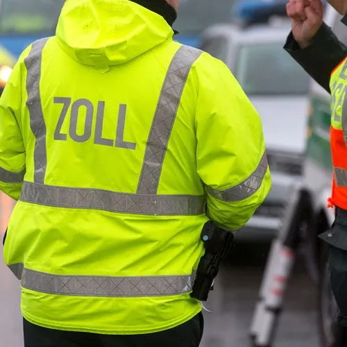Zwei Beamte bei der Zollkontrolle