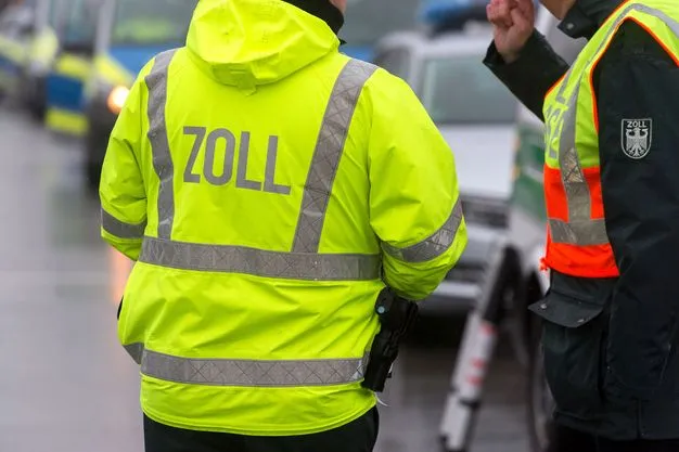 Zwei Beamte bei der Zollkontrolle