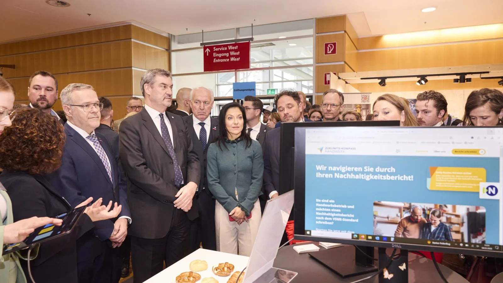 Rundgang nach der Podiumsdiskussion auf der „Zukunft Handwerk“: Ministerin Reiche, CSU-Parteichef Söder und ZDH-Präsident Dittrich schauen sich Innovationen vom und für das Handwerk an.